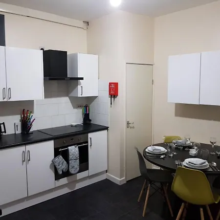 Cosy In Leeds Near Roundhay Park *