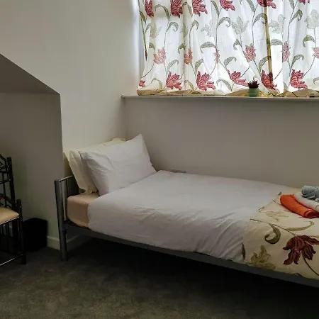 Cosy In Leeds Near Roundhay Park 利兹